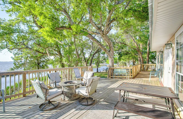 Bayfront Haven: Group Getaway in Milton!