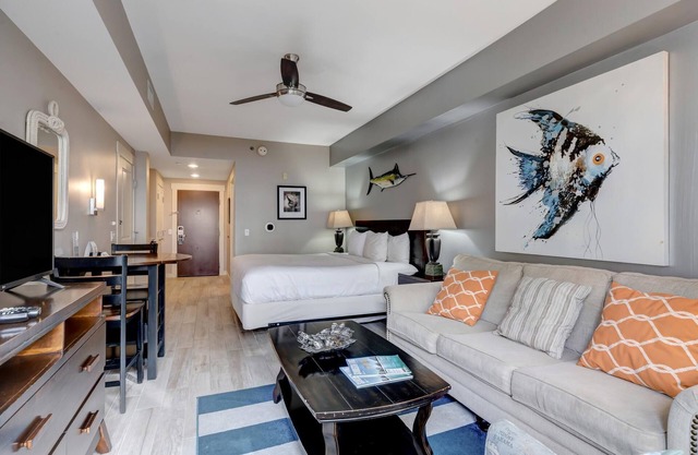 Bayfront Haven: King Bed, Scenic Views & Sleeper Sofa Retreat at Sandestin Golf and Beach Resort!