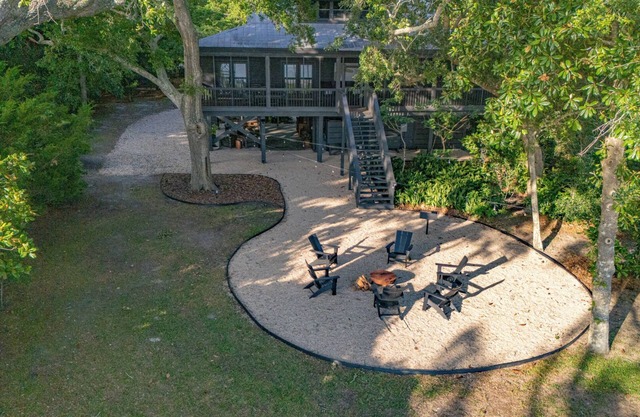 Bayfront, Pet Friendly Sleeps up to 8 with fishing dock!