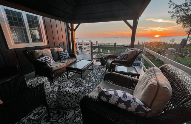 Bayside Bungalow: Golden Leaves and Lakefront Sunsets – Book Your Fall Escape!