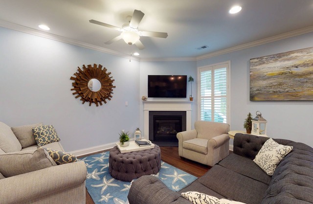 Bayside Resort townhouse w/free WiFi, pool, golf on-site, and fireplace