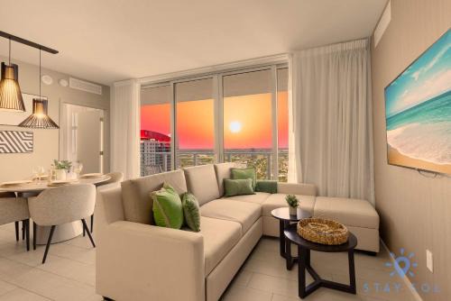 Bayview Luxury: 3BR Pools Oceanfront Amenities