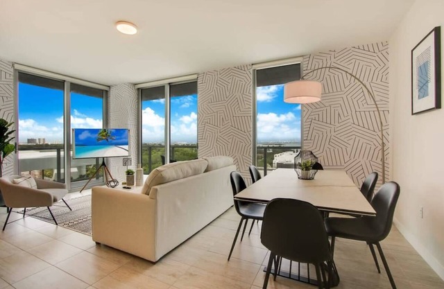 Bayviews 2 Bdrm Miami Design Apt!