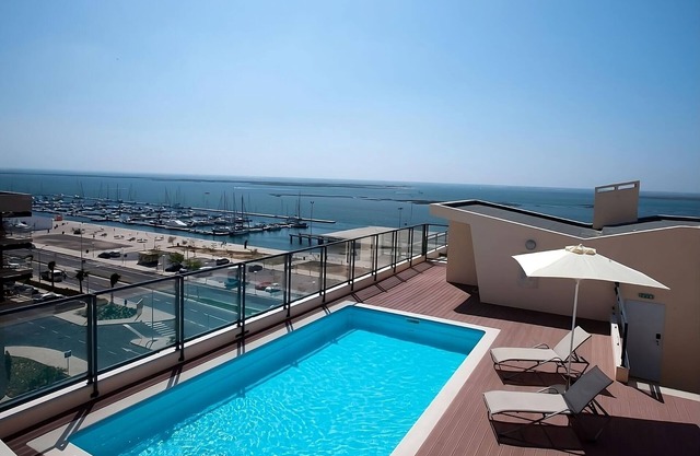 Beach Adventure in Armona Mar Beach! Full Kitchen, Pet-friendly, Outdoor Pool!