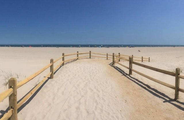 Beach Block 1st Floor,4 Bedroom, Steps from Beach