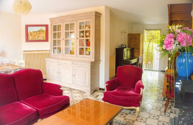 BEACH & CALANQUES 300yd away, COSY HOUSE 10min from the heart of Marseille, Wifi