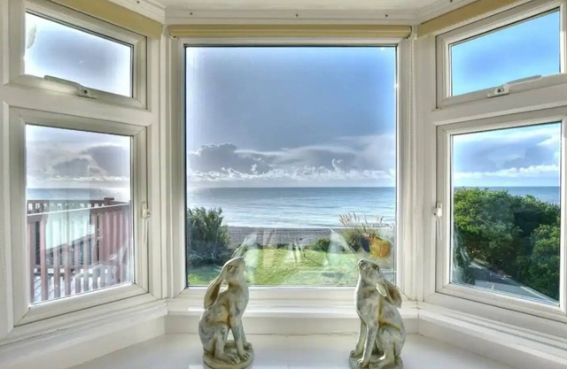 Beach Corner - awesome views!nn