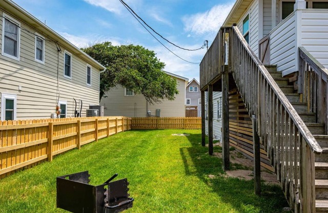 Beach getaway! Walk to beach, hot tub, near shops