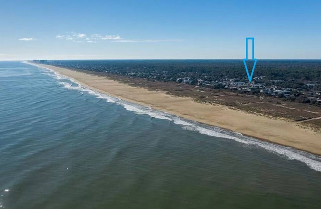 Beach Happy 4bdrm/9guests vacation gem steps to beach