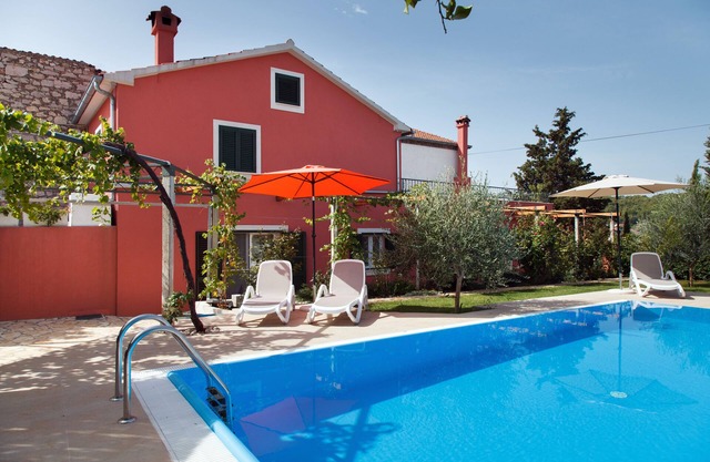 Beach house, 5 people, private pool, garden, terrace, families & kids