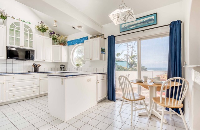 Beach House, Amazing Views, Pool Table, Large Deck, Room for the Whole Family