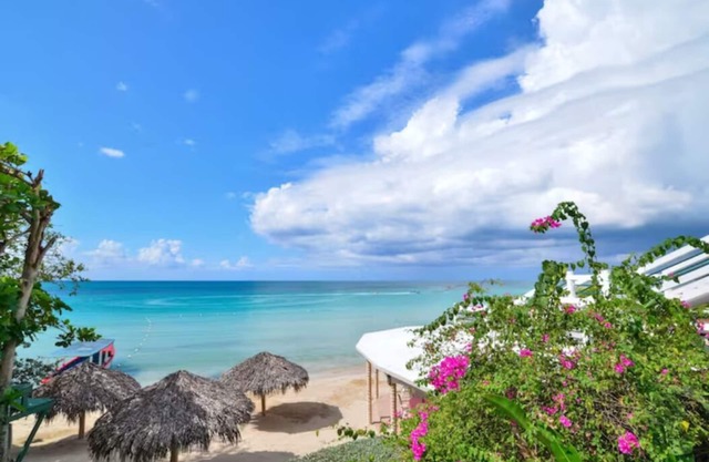 Beach House Condos: Beachfront Lower Beach House - 7mile Beach Jamaica