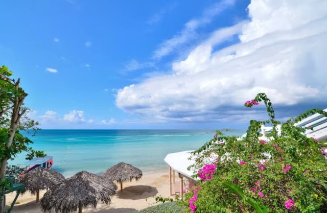 Beach House Condos: Beachfront Ocean House - 7mile Beach Jamaica