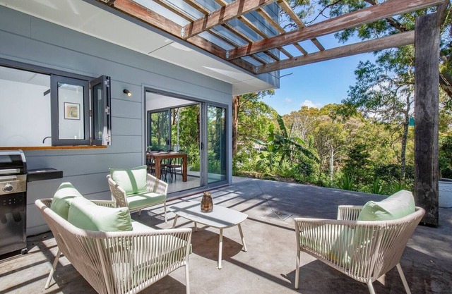 Beach Meets Bush at Expansive Treetop Oasis