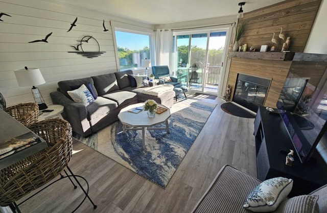Beach Please! Full Cozy Condo In Ocean Shores with Private Deck