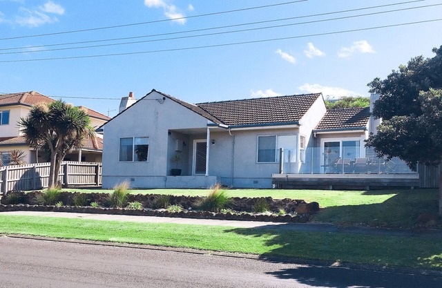BEACH POINT COTTAGE, Pet Friendly, Walk to the Beach and Free WIFI