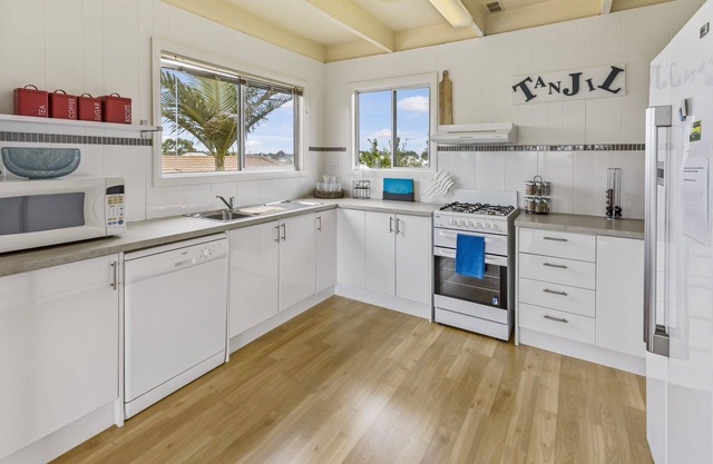 Beach-style family and pet friendly accommodation, close to the foreshore