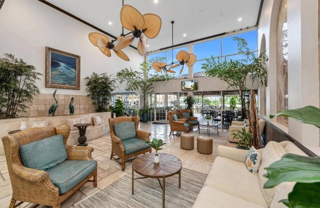 Beach Vacay Waterfront! Gorgeous Unit with Bay View! Pool, Hot tub and Parking!