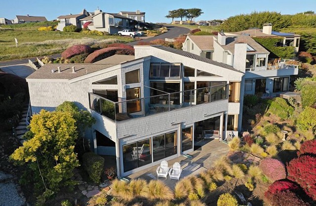 Beachcomber - Short walk to the beach, nice ocean views.