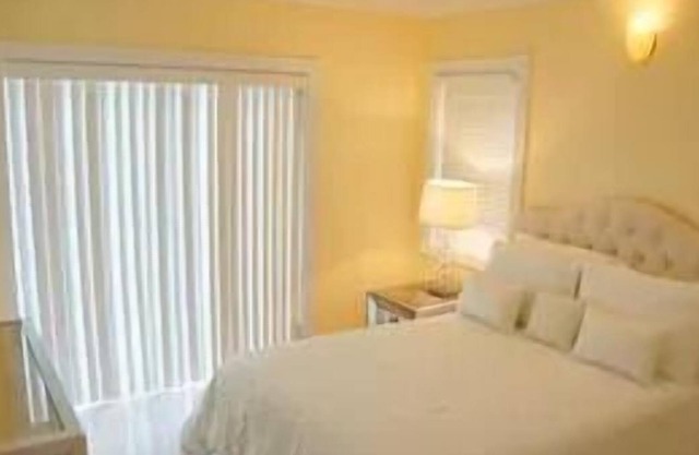 Beachfront Accommodation! 2 Spacious Spaces Comes w/ FREE Parking, Outdoor Pools
