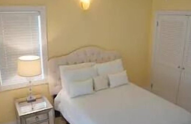 Beachfront Accommodation! Two Spacious Spaces w/ FREE Parking, Outdoor Pools!