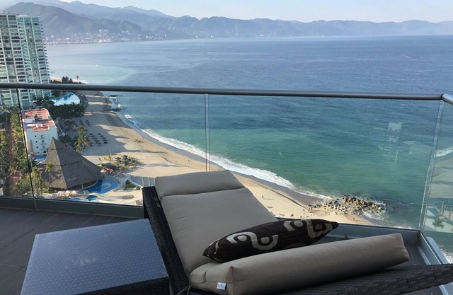 Beachfront - best views! Last minute getaway rates! Thanksgiving is available.