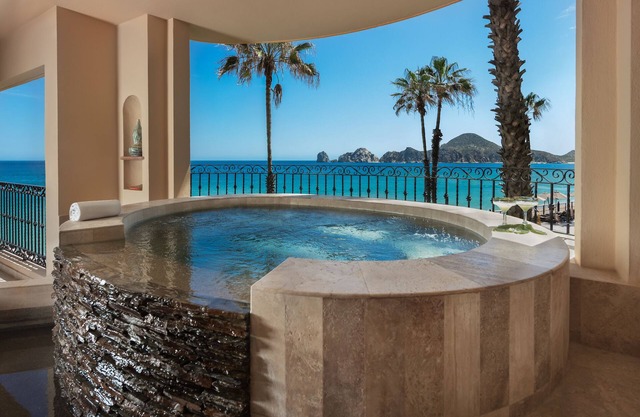 Beachfront Bliss: Unwind in your Private Hot Tub with the Waves rolling in!