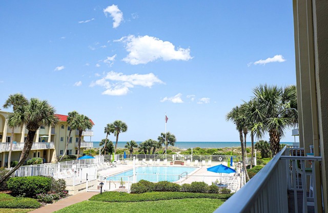 Beachfront Condo w/Ocean Views, Direct Beach Access + 15min to Downtown!