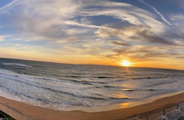 Beachfront Condo at quiet end of Ormond Beach. Snowbirds Welcome !