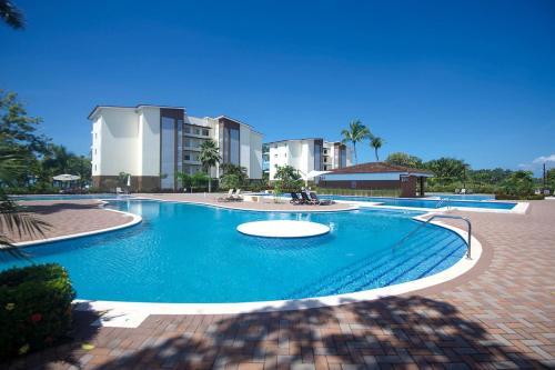Beachfront Condo - your Oasis with pool and Wi-Fi