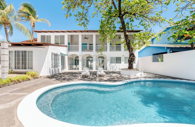 Beachfront Cozy Family-Friendly House - 5 Mins to Town & Popular Attractions!