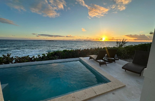 Beachfront Estate wHeated Pool Directly on Pink-Sand Double Bay Beach