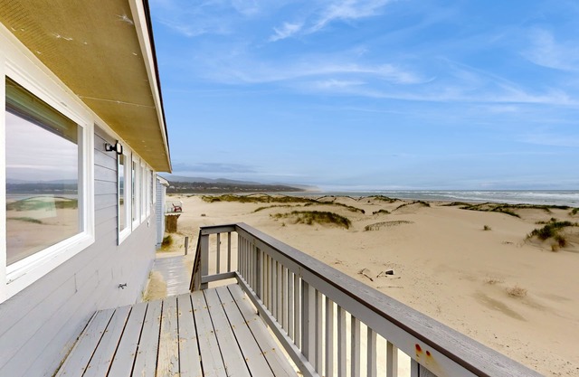 Beachfront home with amazing views & electric fireplace - dogs welcome