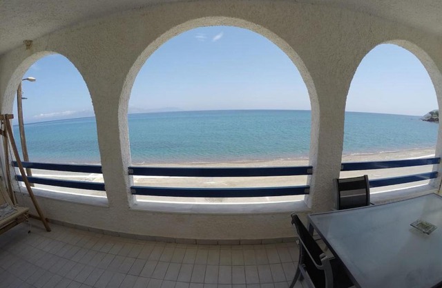 Beachfront House Agia Pelagia