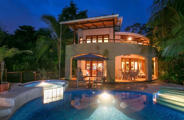 Beachfront Location! Luxury home. Daily MONKEY visits!