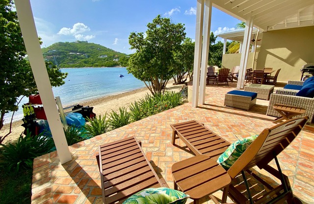 Beachfront Luxury Villa-Jacuzzi,Kayaks, SUPs, Snorkel Gear, No Stairs, Near Town