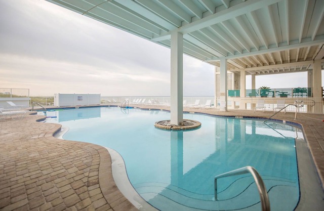 Beachfront, Renovated, Sleeps 4, Free Beach Chairs, WiFi and coffee!