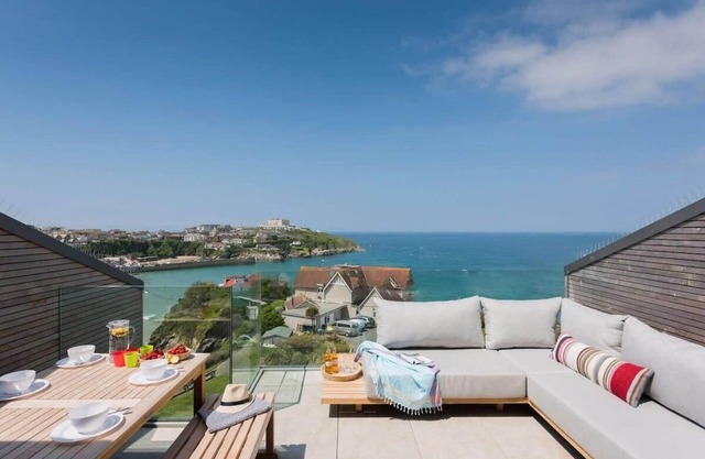Beachfront Townhouse w/Lovely Sea Views, Newquay