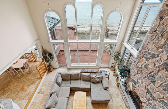Beachfront Villa/Cottage for Ren –Sleeps 15,Private Beach,close to Niagara Falls