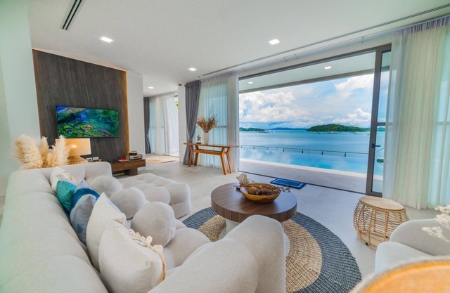Beachfront villa Oceanfront|Boat Access |All Rooms sea View|Staffed