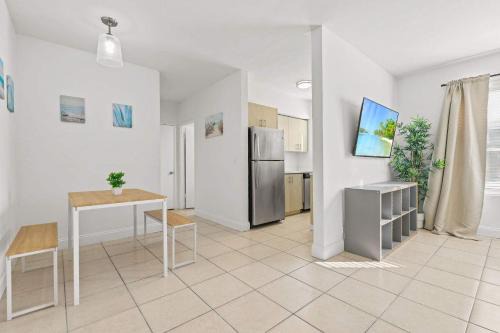 Beachside Apt Miami 4 Guests