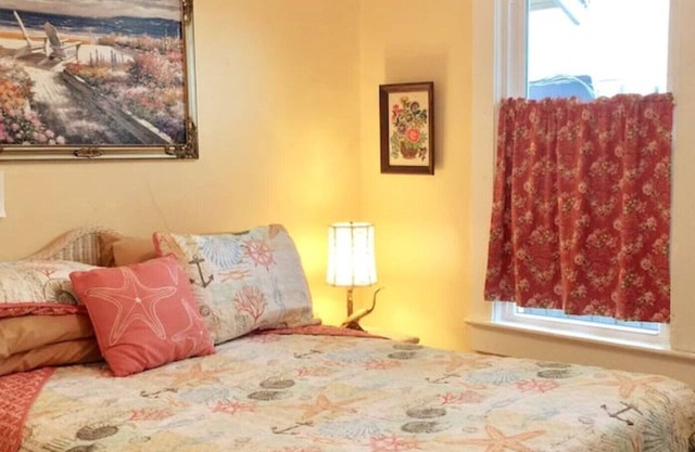 Beachside Bungalow *NASCAR*Walk to Main St/ Ocean