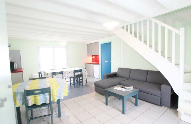 Beachside Family Getaway: 3BR House, Pet-Friendly, BBQ, Near Surf & Spa