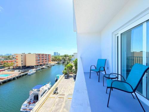 Beachside Gem Waterfront Balcony Free Parking