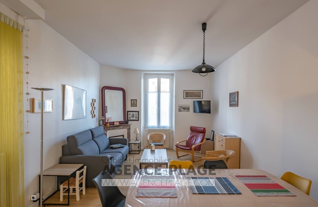 Beachside House with Garden, 2 Bedrooms, Steps from Arago Market
