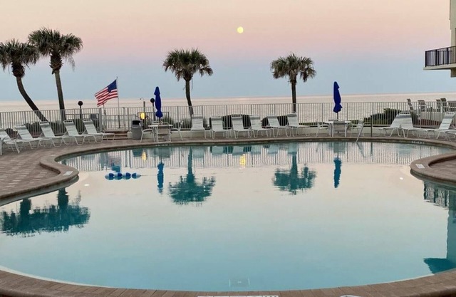 Beachside - No streets to cross! 1BR Sleeps 4 - Ormond Beach