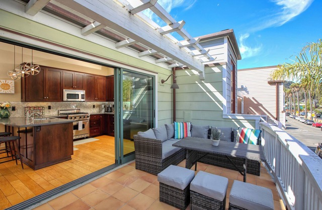 Beachy Keen: 2 master ensuites, steps from beach, rooftop BBQ