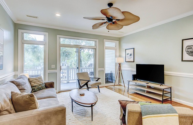 Beachy, three-story villa w/deck & shared pool - walk downtown & to the beach