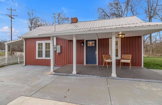 Bear Creek Cottage in Columbia with firepit!