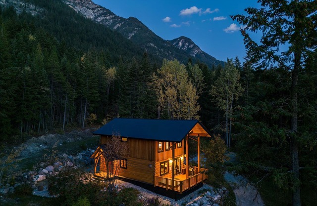 Bear Lodge - 3 Bedroom Luxurious Log Cabin, Private Hot Tub and Mountain Views